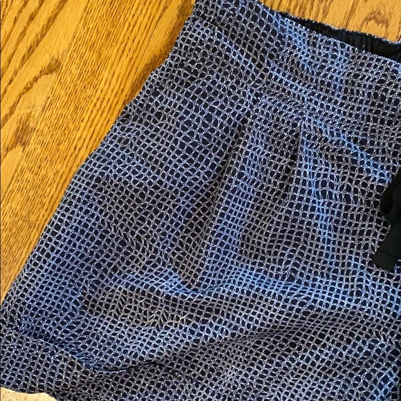 Lululemon size 10 shorts - Picture 2 of 7